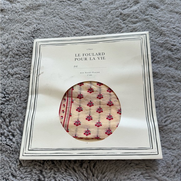 Le Foulard Pour La Vie" floral scarf - Picture 3 of 4